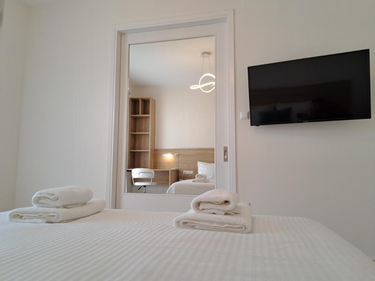 Luxury Suite พาทรา ภายนอก รูปภาพ